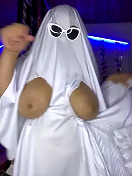 CharlotteMillers online show from October 30, 2025, 9:40 am