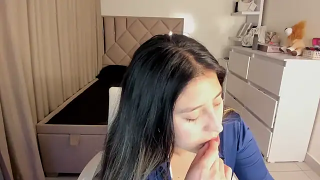 kiaraowen online show from October 31, 2025, 2:19 am