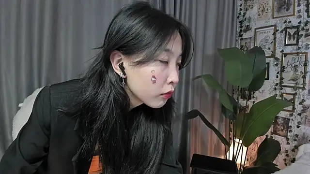 Snapshot of Minami_686 chatting on February 20, 2025, 11:43 pm Minami 686 online show from February 20, 2025, 11:43 pm