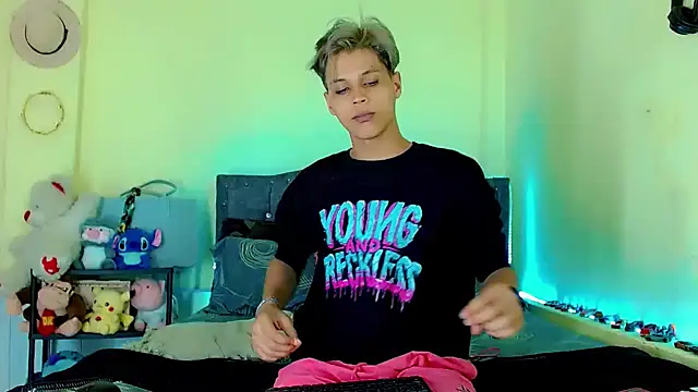 Liamscott  online show from April 18, 2026, 6:54 pm