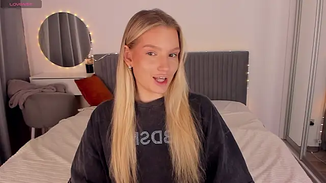 CassieRayss online show from April 24, 2026, 3:03 pm