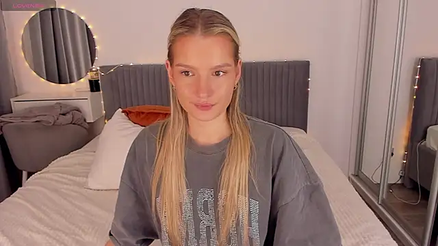 CassieRayss online show from April 14, 2026, 2:44 pm