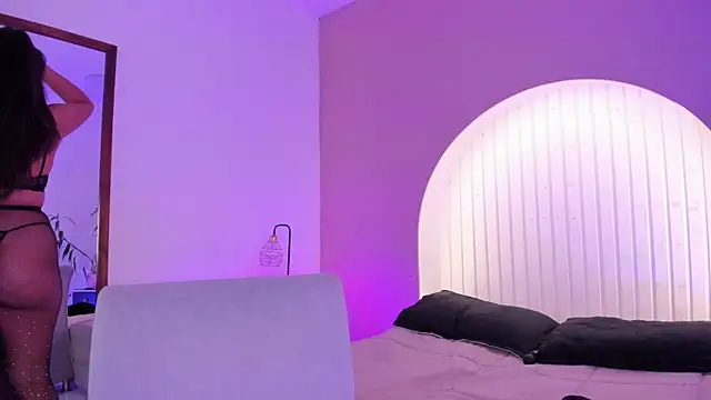 martina duque  online show from April 7, 2026, 6:21 pm