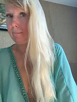 EmmaInLove23 online show from June 6, 2026, 9:25 am