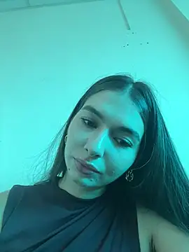 Coralinee 01 online show from May 14, 2026, 5:10 pm