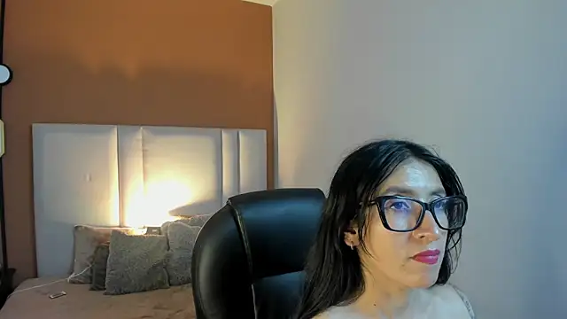 kira moon   online show from April 19, 2026, 5:58 pm