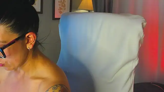 kira moon   online show from February 10, 2026, 8:19 pm