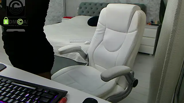 Ellysse  online show from December 2, 2025, 12:07 pm