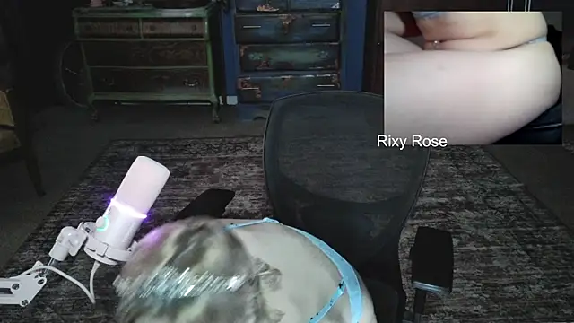 Trixyrose online show from December 16, 2025, 9:52 pm