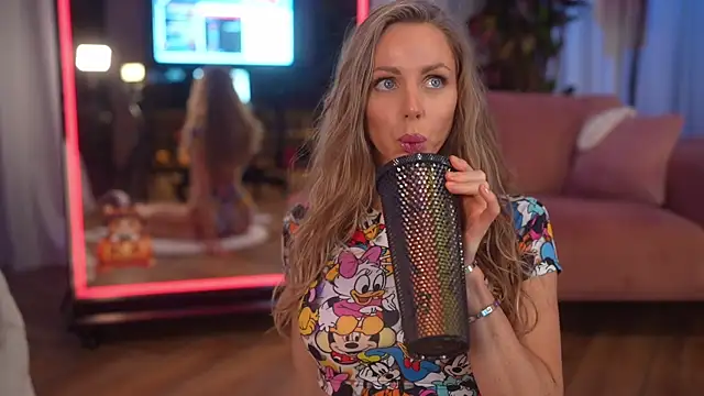 Snapshot of eva_fashionista chatting on November 6, 2025, 7:40 pm eva fashionista online show from November 6, 2025, 7:40 pm