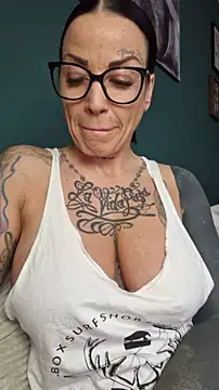 Snapshot of EmilyDiazofficial chatting on November 18, 2025, 2:31 pm EmilyDiazofficial online show from November 18, 2025, 2:31 pm