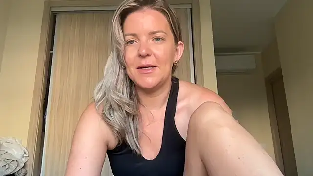 naughtyhollyxxxx online show from October 10, 2025, 7:53 am