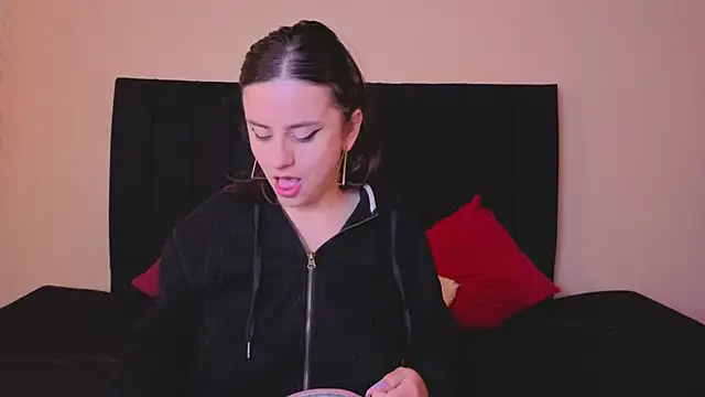 kassandra james online show from January 11, 2026, 1:18 pm