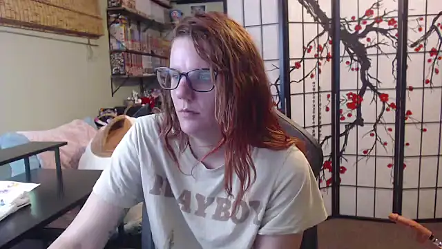 Sarahtineke online show from April 20, 2026, 4:52 pm