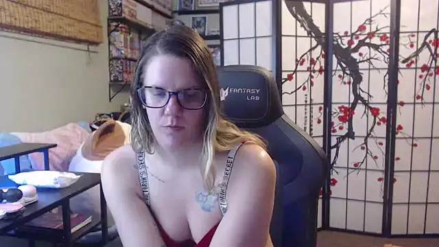 Sarahtineke online show from March 18, 2026, 11:16 pm