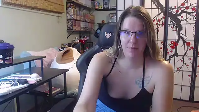 Sarahtineke online show from March 3, 2026, 4:14 pm