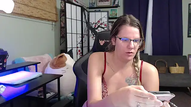 Sarahtineke online show from November 19, 2025, 5:35 pm