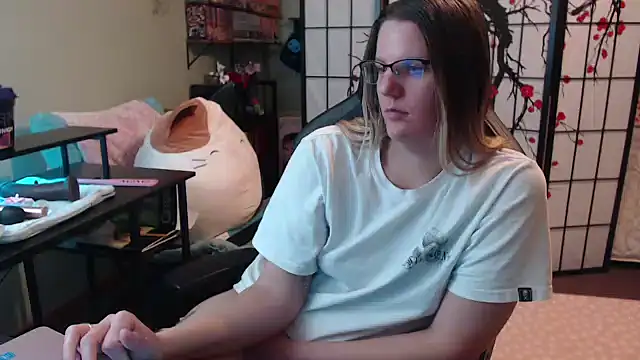 Sarahtineke online show from February 3, 2026, 10:59 pm