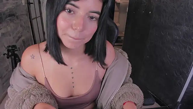 NicolRoss  online show from October 27, 2025, 3:24 pm