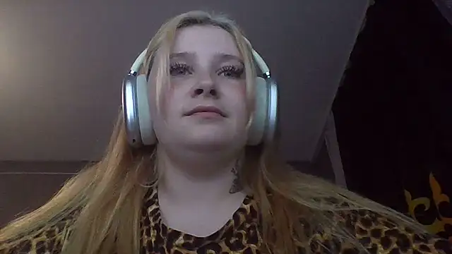 Snapshot of Light_Luna chatting on July 16, 2026, 4:37 pm Light Luna online show from July 16, 2026, 4:37 pm