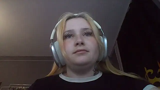 Snapshot of Light_Luna chatting on July 15, 2026, 4:36 pm Light Luna online show from July 15, 2026, 4:36 pm