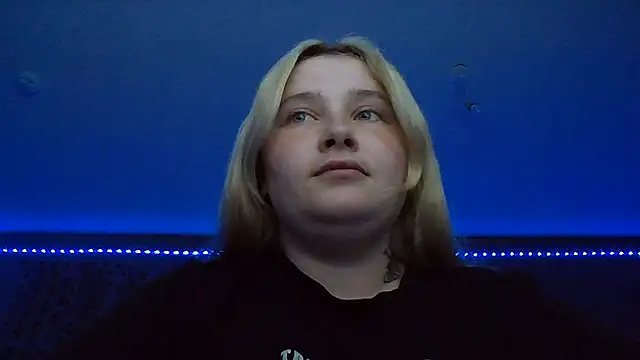 Snapshot of Light_Luna chatting on August 5, 2026, 4:01 pm Light Luna online show from August 5, 2026, 4:01 pm