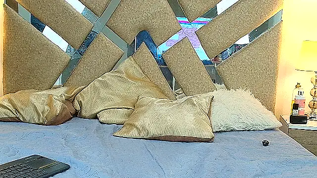 IsabellMendez  online show from April 19, 2026, 6:10 pm