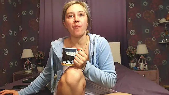 Snapshot of SquirtyAlice chatting on March 17, 2025, 3:47 am SquirtyAlice online show from March 17, 2025, 3:47 am