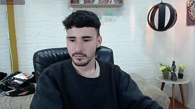 Snapshot of DmitriSanders chatting on February 4, 2025, 8:38 pm DmitriSanders online show from February 4, 2025, 8:38 pm