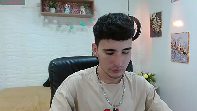 Snapshot of DmitriSanders chatting on March 13, 2025, 10:10 pm DmitriSanders online show from March 13, 2025, 10:10 pm