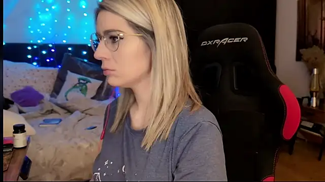 Lisaonthemoon online show from March 19, 2026, 7:03 pm