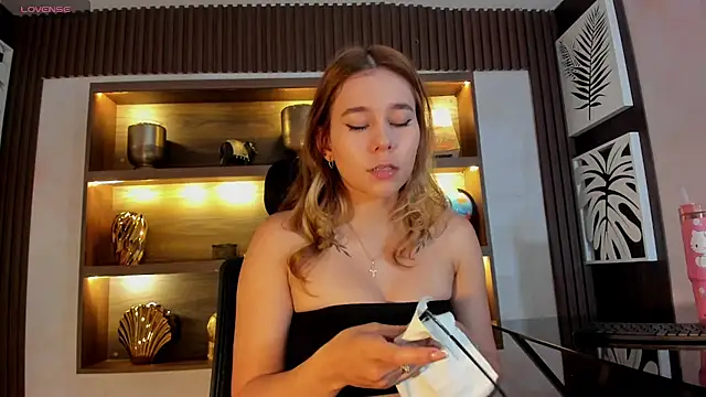 Lezy  online show from April 5, 2026, 7:42 pm