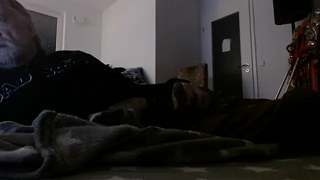 Snapshot of Cordt30 chatting on December 17, 2024, 12:23 am Cordt30 online show from December 17, 2024, 12:23 am