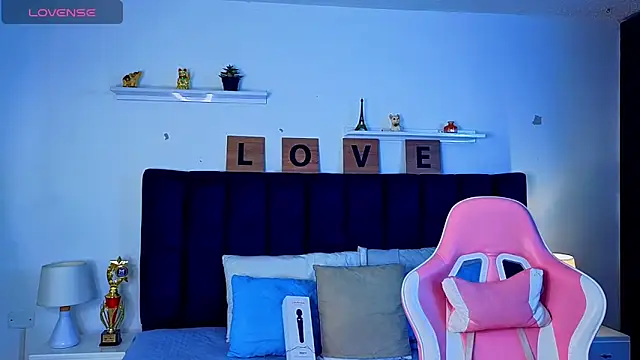 Issac james  online show from April 19, 2026, 3:18 am