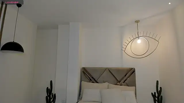 PaulinaSantos  online show from April 5, 2026, 5:08 pm