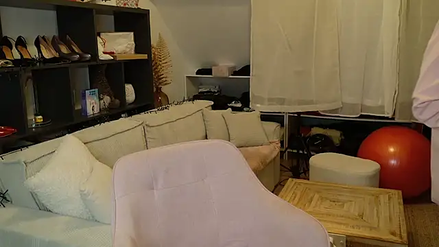 victoirenextdoor online show from February 15, 2026, 5:23 pm