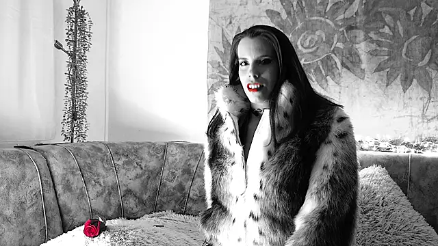 Lora Chanel online show from December 18, 2025, 8:12 pm