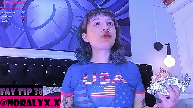 Snapshot of hey_noraly chatting on July 5, 2026, 3:33 am hey noraly online show from July 5, 2026, 3:33 am