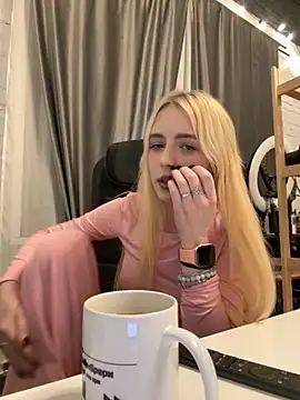 Crayzy Luv online show from November 1, 2025, 12:54 pm