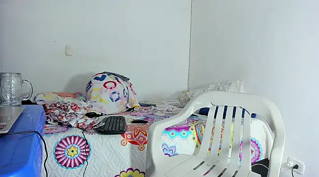 skinnyanai2 online show from February 18, 2025, 6:04 pm