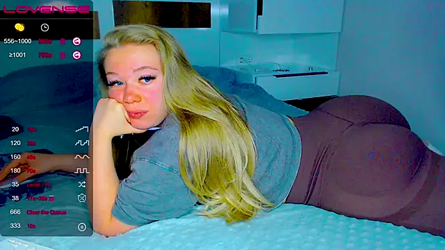 kitti kaattt online show from November 18, 2025, 3:32 am