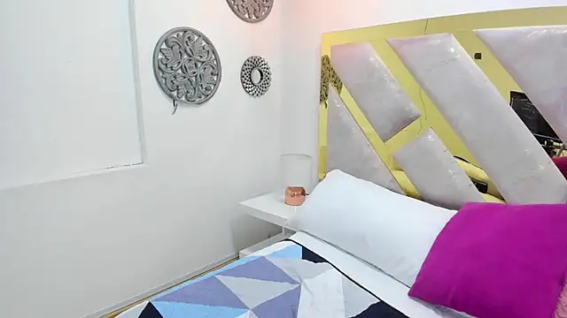 Oriana Guzman online show from February 23, 2025, 2:57 pm