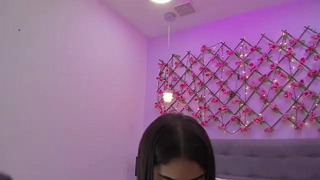 Oriana Guzman online show from March 9, 2025, 4:00 pm