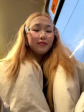 Snapshot of Aiko_Yumi chatting on December 16, 2025, 1:04 pm Aiko Yumi online show from December 16, 2025, 1:04 pm