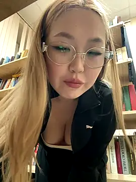 Snapshot of Aiko_Yumi chatting on December 18, 2025, 4:44 pm Aiko Yumi online show from December 18, 2025, 4:44 pm