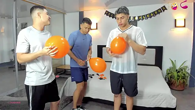 Snapshot of badguyss_bisex chatting on November 21, 2025, 11:31 am badguyss bisex online show from November 21, 2025, 11:31 am