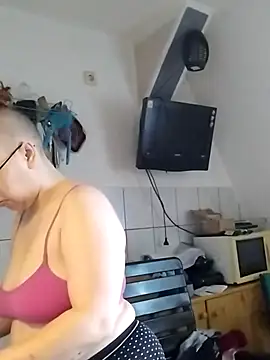 Isabella Geney online show from July 2, 2026, 1:17 pm