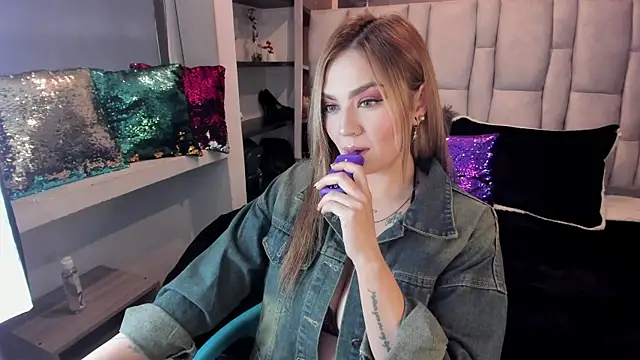 KataHot  online show from October 3, 2025, 8:21 pm