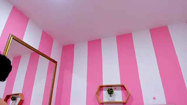 ISABELLA 020 online show from October 24, 2025, 1:32 pm