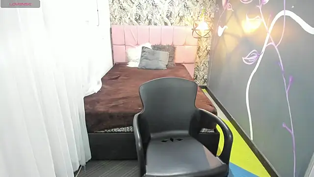 EmmaaEvans  online show from February 12, 2025, 12:01 pm